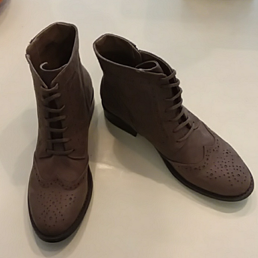 Adrienne vittadini size 7.5 Brown zip up boots - Picture 2 of 9